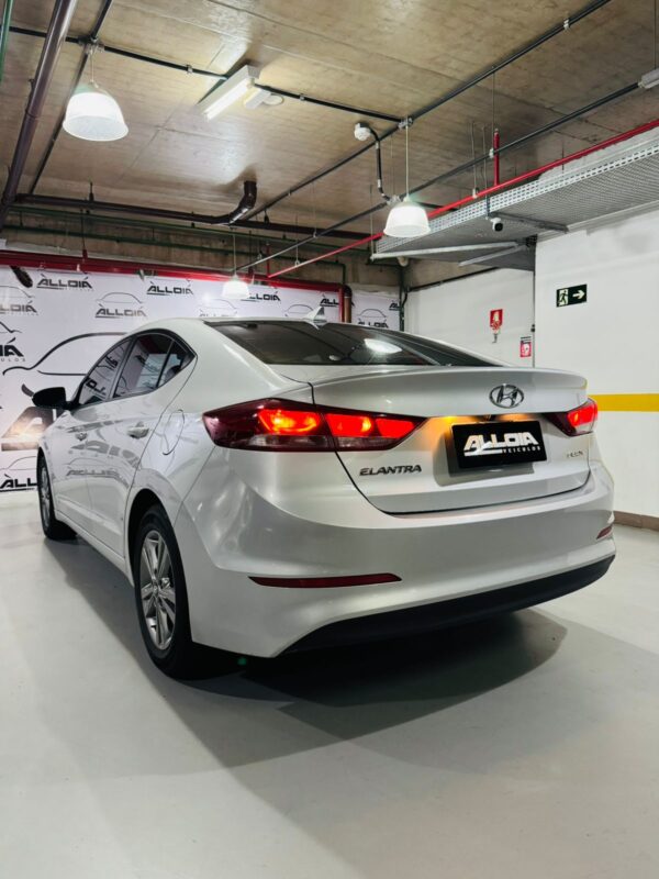 HYUNDAI ELANTRA 2.0FLEX AUTOMÁTICO - 2017/2018 com 56.700KM - Image 4