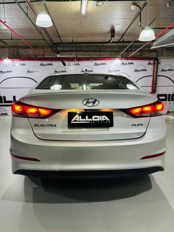 HYUNDAI ELANTRA 2.0FLEX AUTOMÁTICO - 2017/2018 com 56.700KM - Image 5