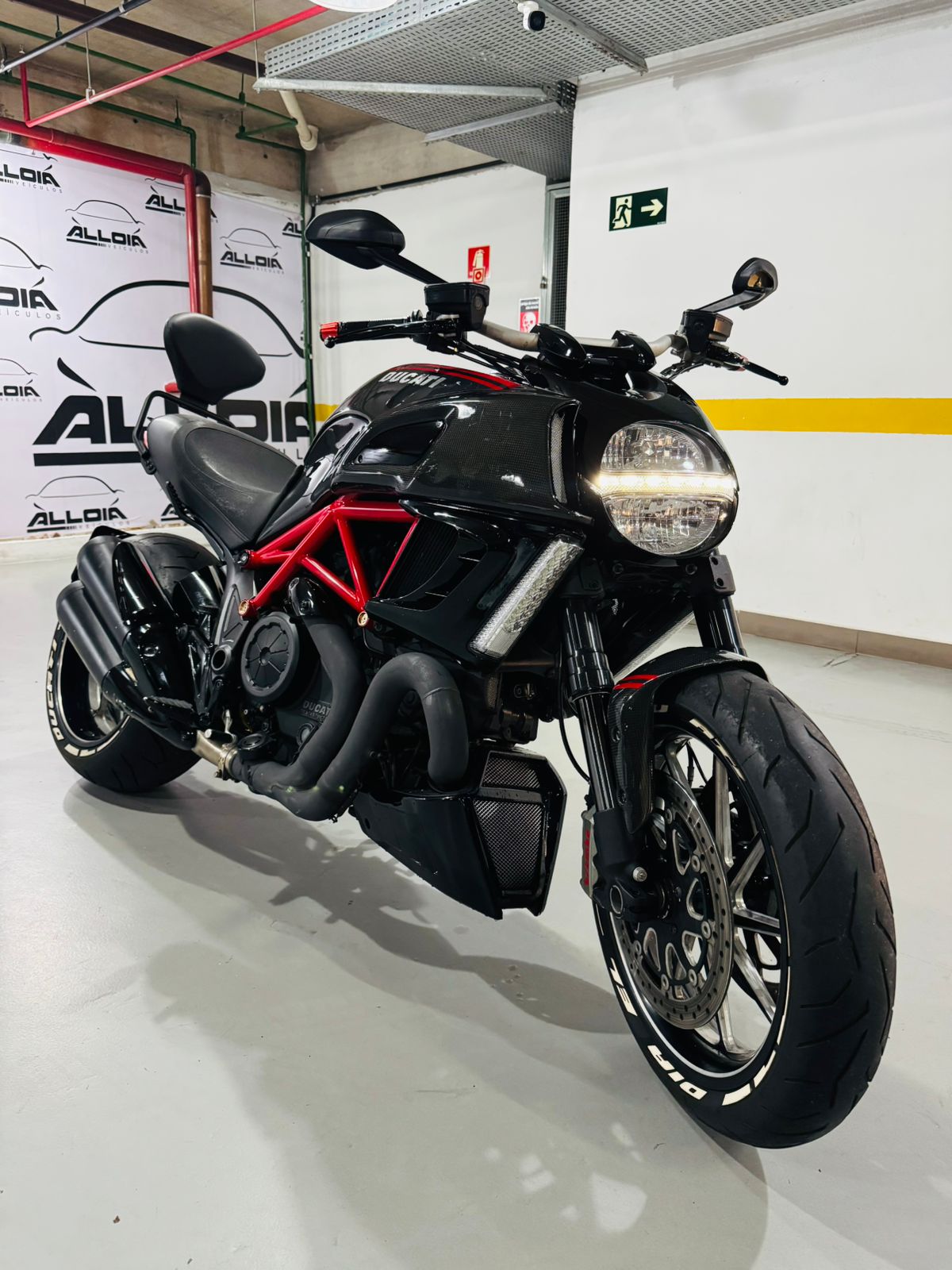 DUCATI DIAVEL 1198 CARBON ABS - 2012/2012 com apenas 22.200KM - Image 3