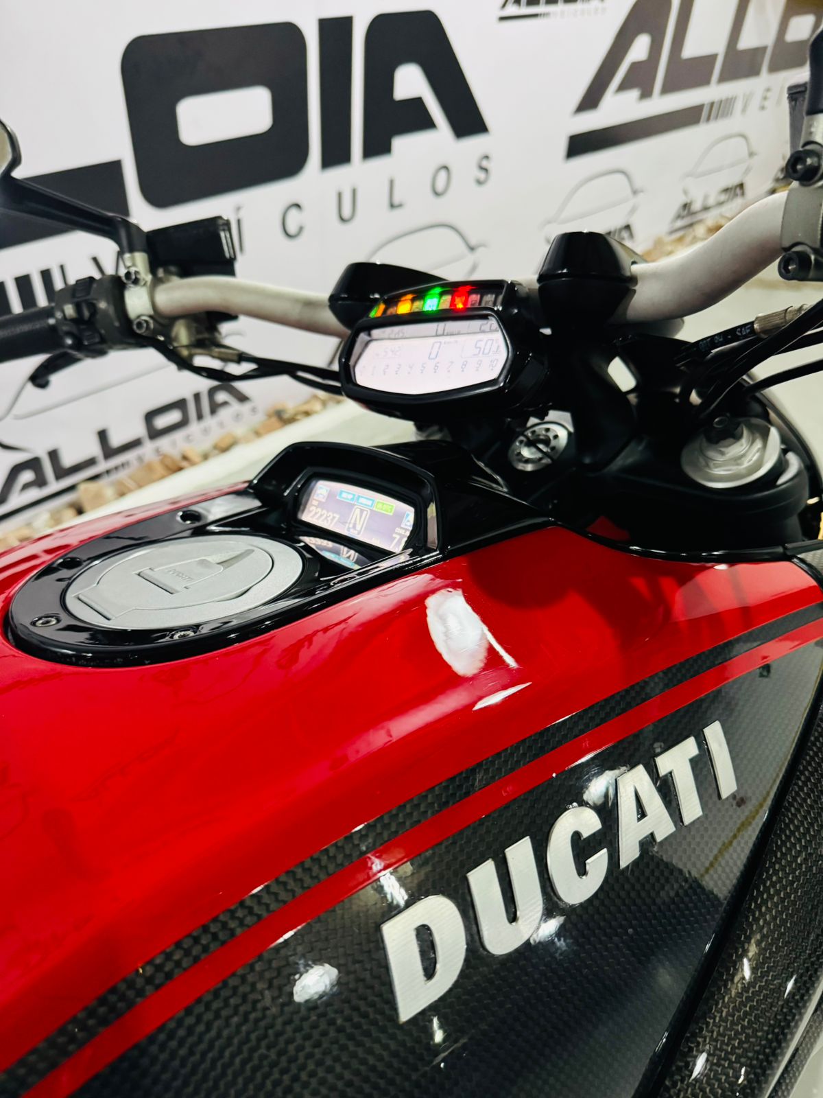 DUCATI DIAVEL 1198 CARBON ABS - 2012/2012 com apenas 22.200KM - Image 11