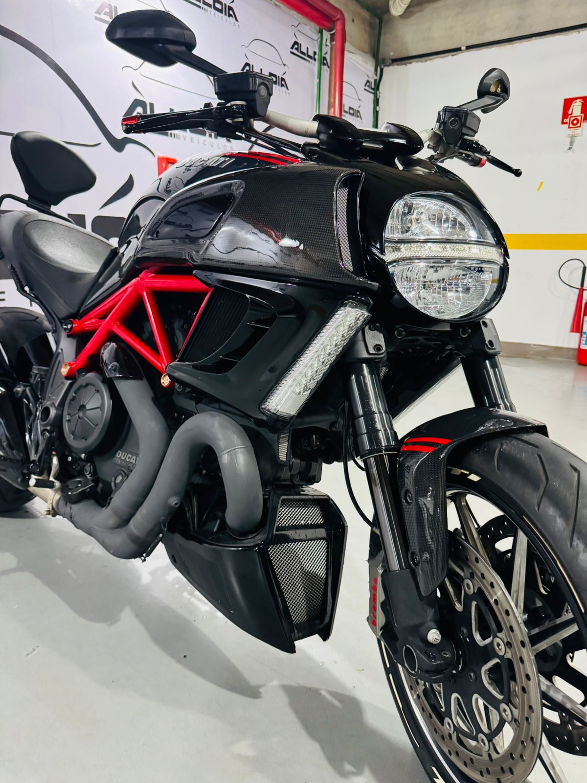 DUCATI DIAVEL 1198 CARBON ABS - 2012/2012 com apenas 22.200KM - Image 10