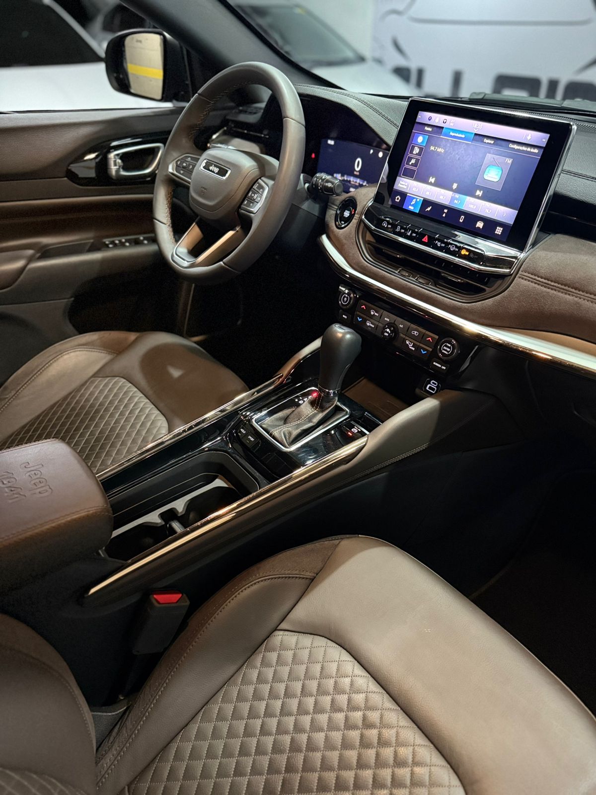 JEEP COMMANDER OVERLAND 1.3TURBO FLEX T270 AUT *BLINDADO NÍVEL III-A* - 2022/2022 com apenas 22.000KM - Image 9