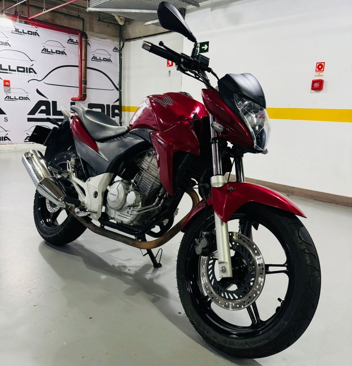 HONDA CB 300R - 2013/2013 com 91.000 KM